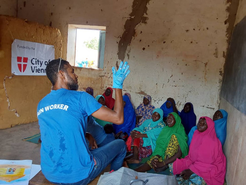 RAIN WORKER vermittelt Frauen bei einem Outreach im Niger Wissen zu sexueller und reproduktiver Gesundheit und Familienplanung anhand unseres FAMILIENPLANUNGS-TOOLS..